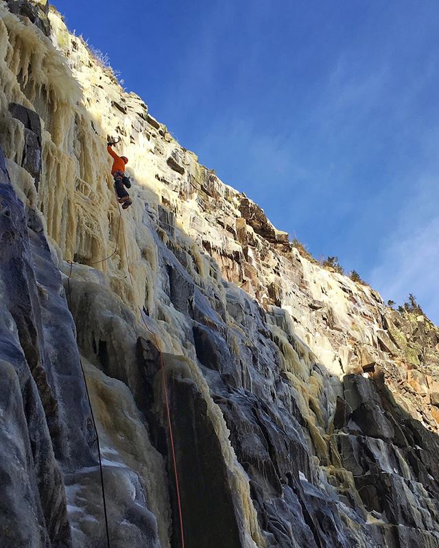 EMS guide @dmarshallphoto chasing the sunshine on the classic route Fafnir at Cannon Cliff. #emsguides #shreddingthegnar #northeastice @petzl_official @scarpana @lasportivana 📷 @80percenter